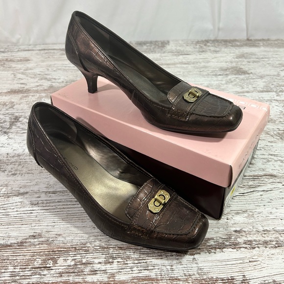Bandolino Shoes - Women’s Bandolino Boverdu kitten heels dress shoes buckle brown copper Sz 8.5 M